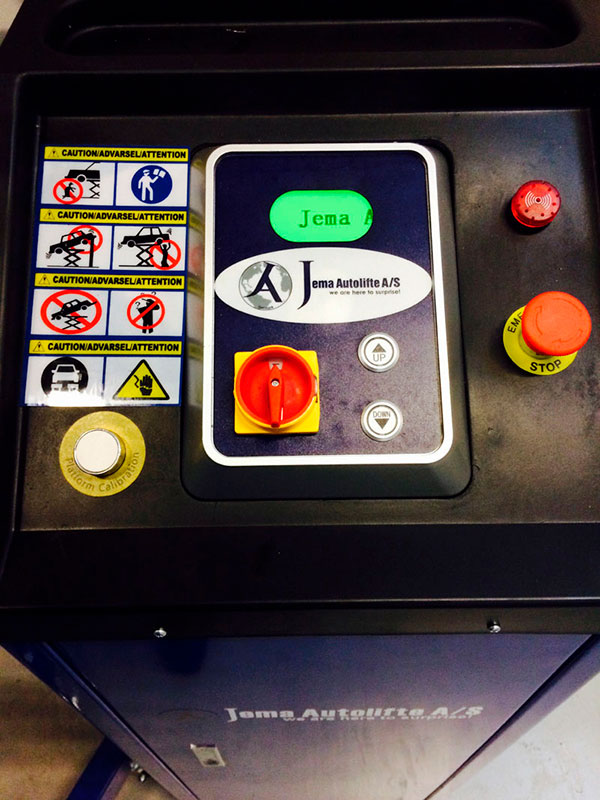 Brugervenlig og solid kontrolboks på Saxlift JA6000S Brugervenlig og solid kontrolboks på Saxlift JA6000S